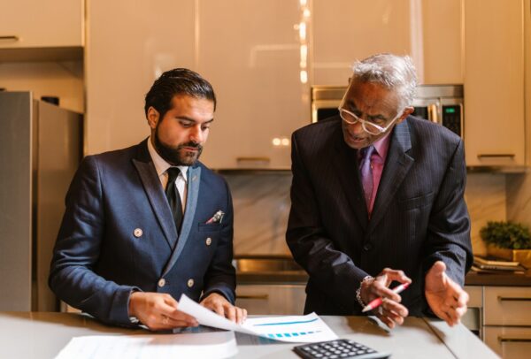 Asesor contable explicando estados financieros a empresario en Colombia