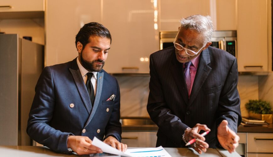 Asesor contable explicando estados financieros a empresario en Colombia