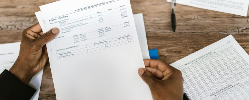 Empresario revisando documentos tributarios para evitar embargos de la DIAN a cuentas bancarias