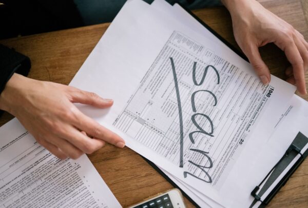 Empresa colombiana revisando notificación de embargo de la DIAN con asesoría contable