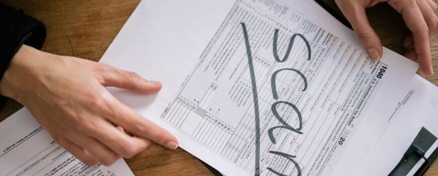 Empresa colombiana revisando notificación de embargo de la DIAN con asesoría contable