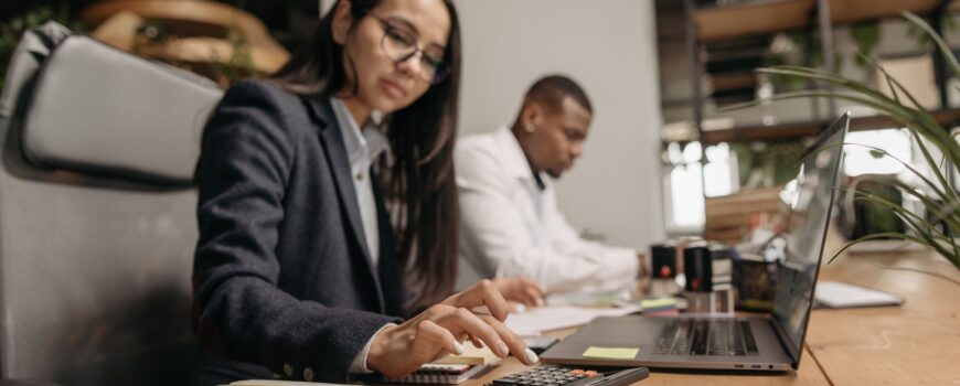 Equipo de outsourcing contable trabajando en la gestión financiera de una pyme en Colombia