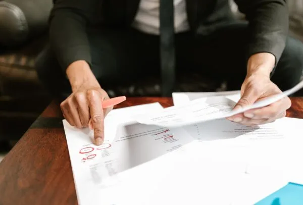 Qué es contabilidad externa: contador revisando documentos financieros de una empresa