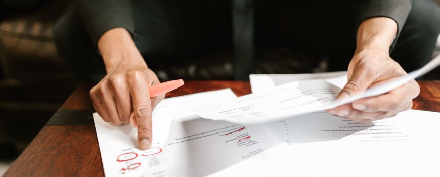 Qué es contabilidad externa: contador revisando documentos financieros de una empresa