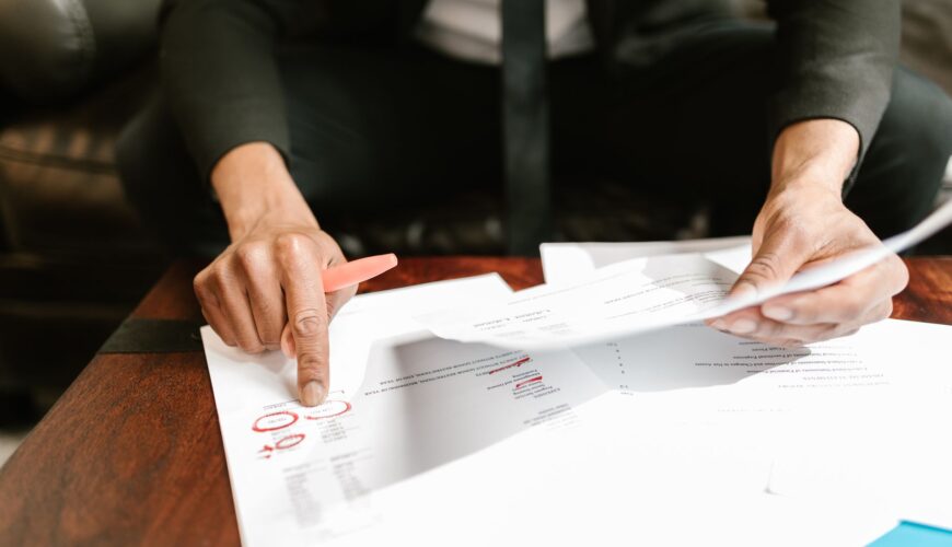 Qué es contabilidad externa: contador revisando documentos financieros de una empresa