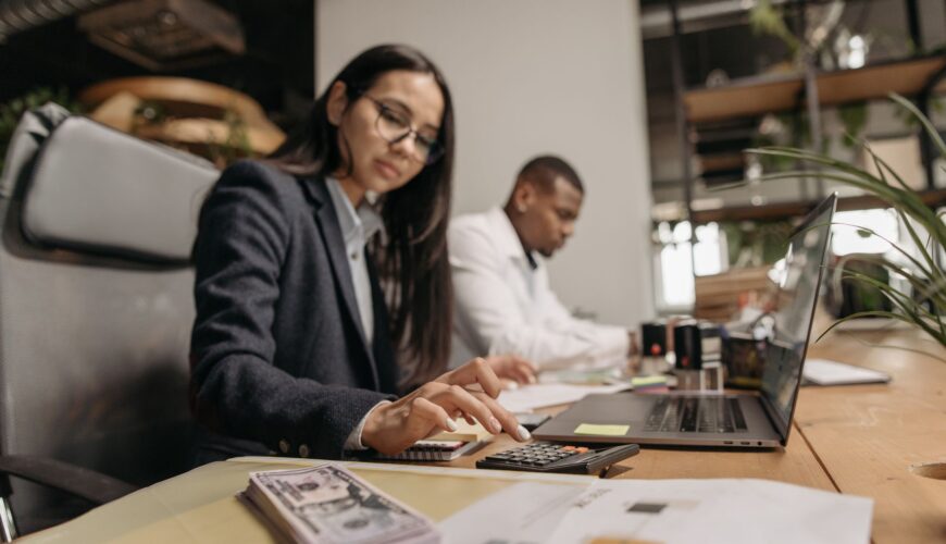 Contador outsourcing revisando información financiera de una empresa en Colombia