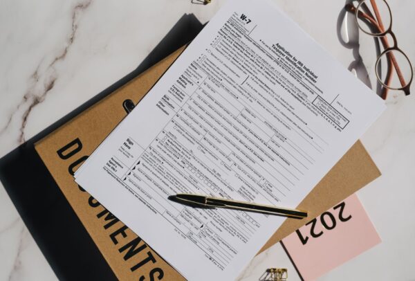 Emprendedor firmando documentos para crear una empresa SAS en Colombia