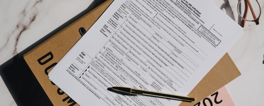 Emprendedor firmando documentos para crear una empresa SAS en Colombia