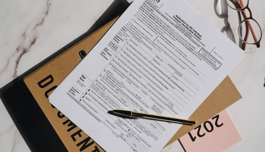 Emprendedor firmando documentos para crear una empresa SAS en Colombia