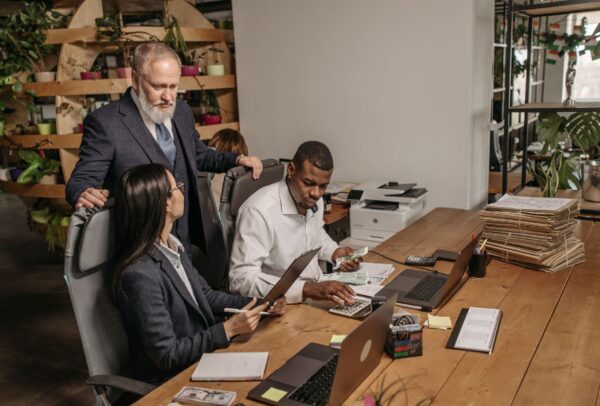Equipo evaluando contabilidad externa e interna para una empresa en Colombia