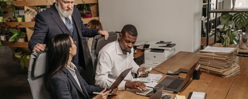 Equipo evaluando contabilidad externa e interna para una empresa en Colombia