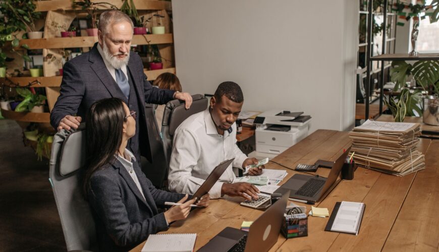 Equipo evaluando contabilidad externa e interna para una empresa en Colombia