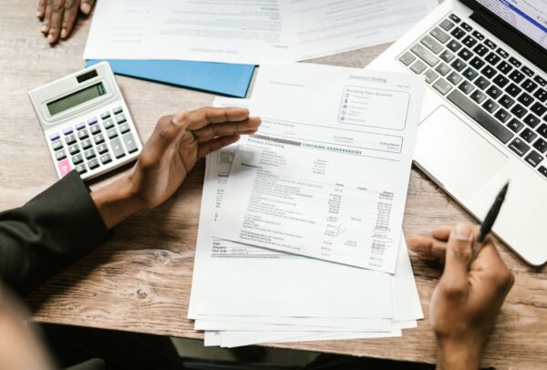 Empresario y contador revisando el proceso de externalizar contabilidad de la empresa