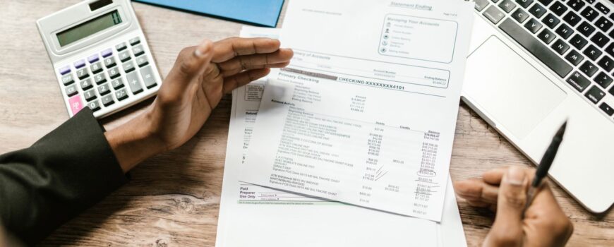 Empresario y contador revisando el proceso de externalizar contabilidad de la empresa