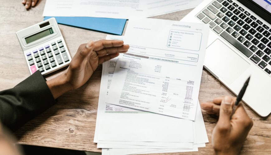 Empresario y contador revisando el proceso de externalizar contabilidad de la empresa