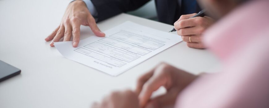 Emprendedores colombianos evaluando qué tipo de sociedad crear entre SAS y otras figuras legales